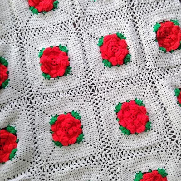 Lovely Vintage Handmade Crochet Afghan Blanket with Red Sculptural Roses - Picture 2 of 7